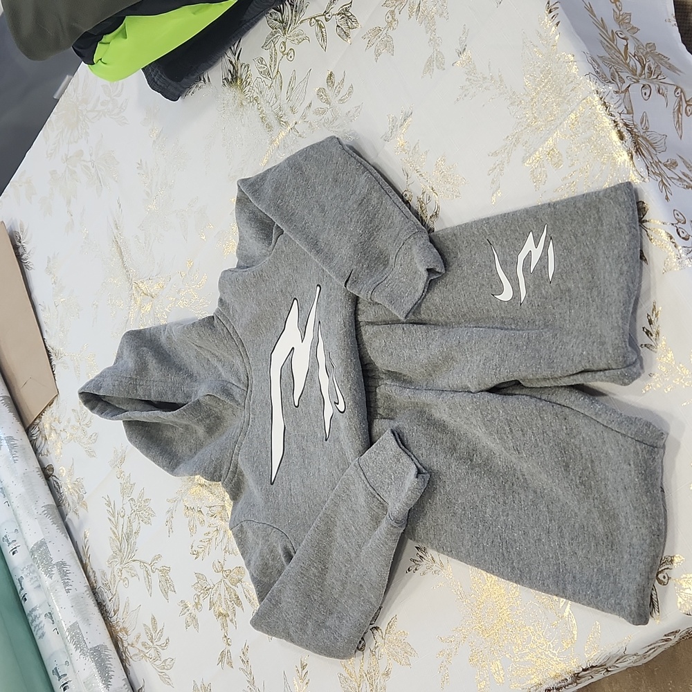 Boys size 5-6 gray nike sweat set great condition